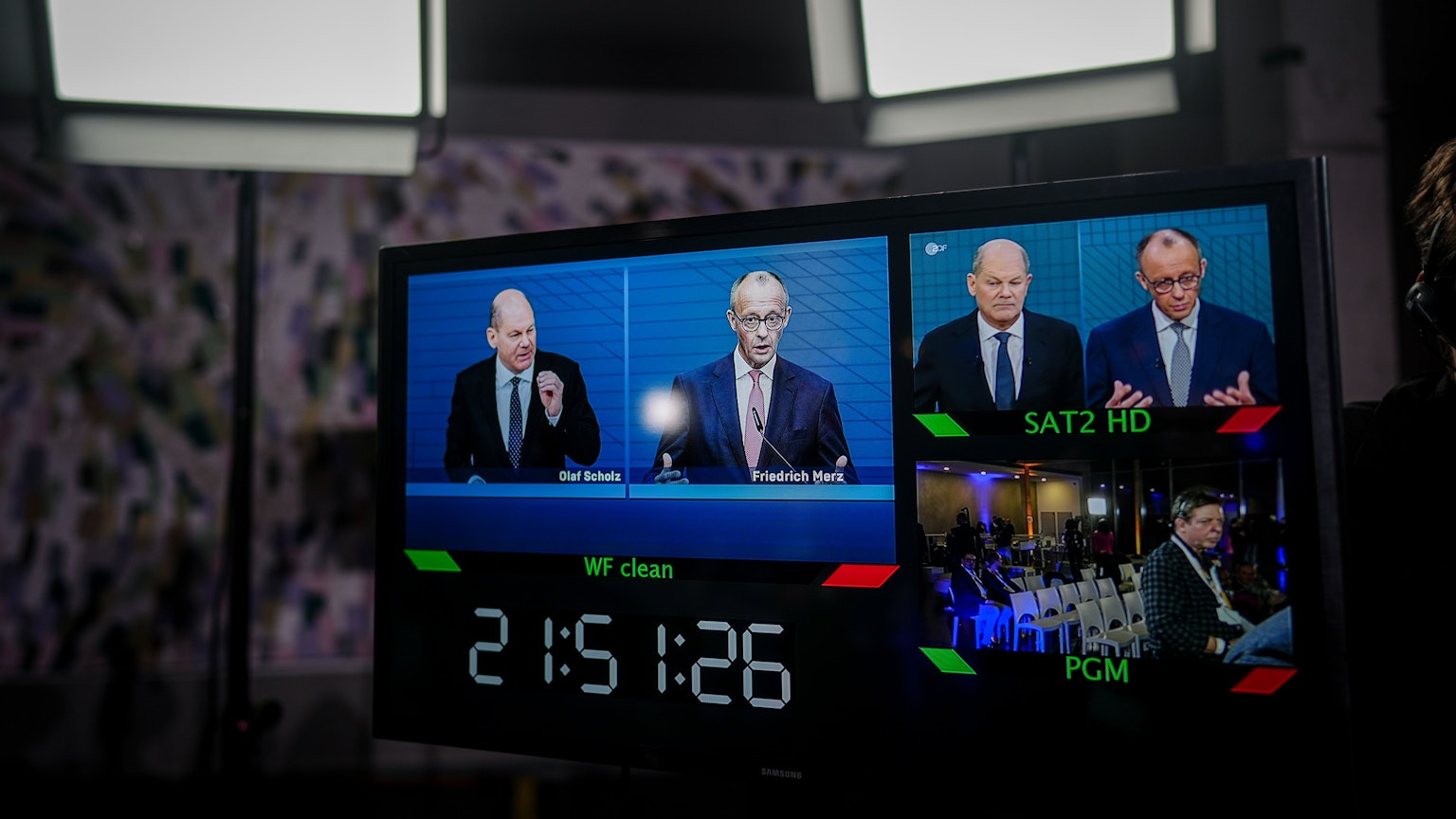Nach dem TV-Duell von ARD und ZDF sind Bundeskanzler Olaf Scholz (l, SPD) und Friedrich Merz, Unions-Kanzlerkandidat und CDU-Bundesvorsitzender, im Studio Berlin-Adlershof auf einem Monitor zu sehen.