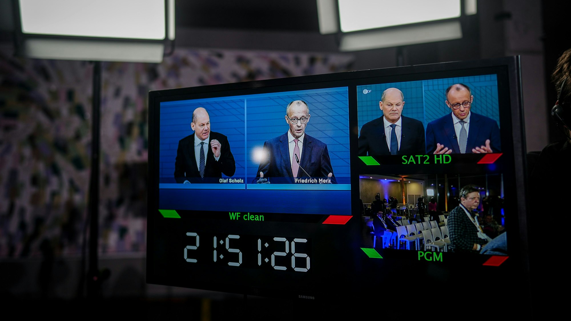 Nach dem TV-Duell von ARD und ZDF sind Bundeskanzler Olaf Scholz (l, SPD) und Friedrich Merz, Unions-Kanzlerkandidat und CDU-Bundesvorsitzender, im Studio Berlin-Adlershof auf einem Monitor zu sehen.