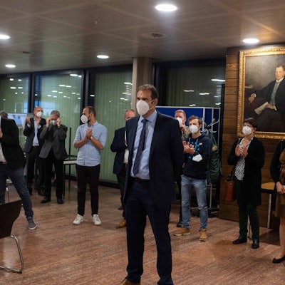 Das Bild zeigt eine Szene vom Wahlabend 2020. Johannes Winckler steht vorne, mehrere CDU-Mitglieder haben einen Halbkreis um ihn gebildet und applaudieren ihm. Alle tragen Corona-Schutzmasken.