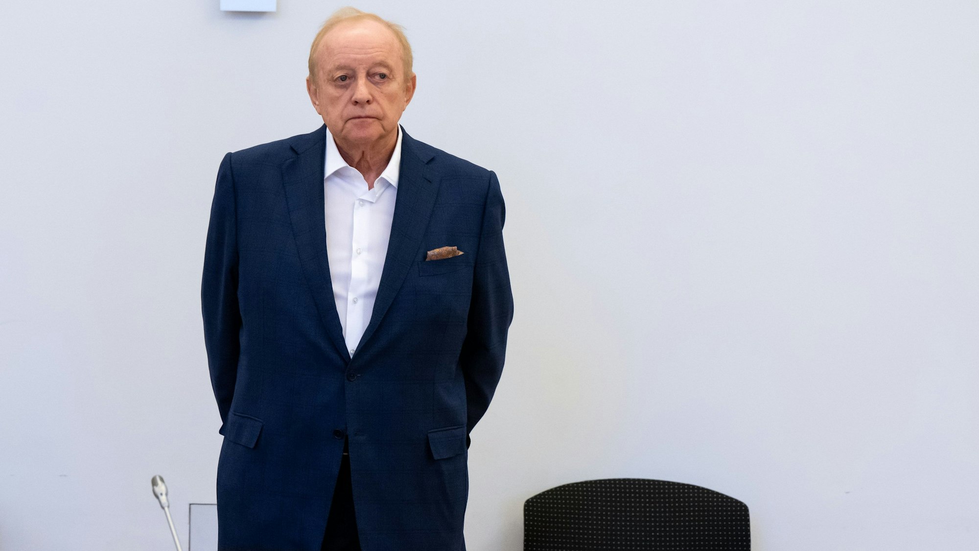 Alfons Schuhbeck, Koch und Unternehmer, steht vor Prozessbeginn als Angeklagter im Gerichtssaal im Landgericht München I.