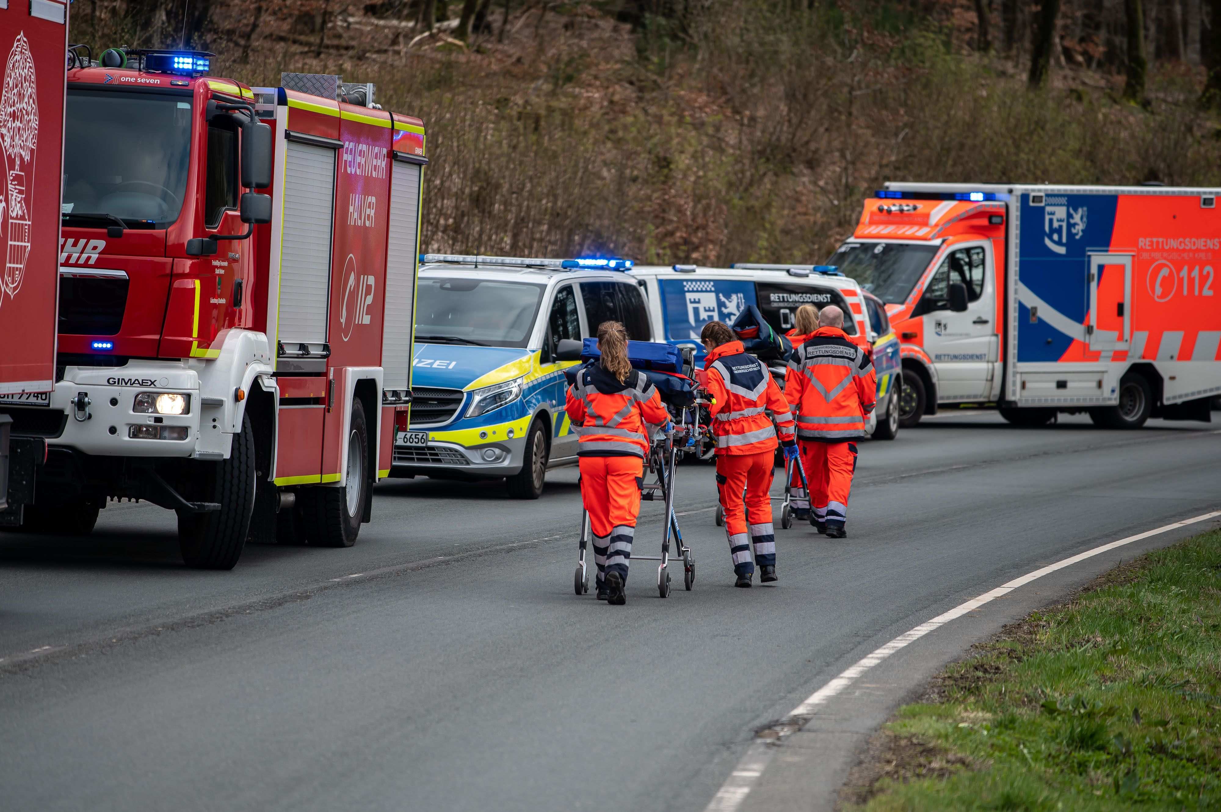 Die Feuerwehr und der Notdienst waren mit einem Großaufgebot im Einsatz (Symbolfoto).