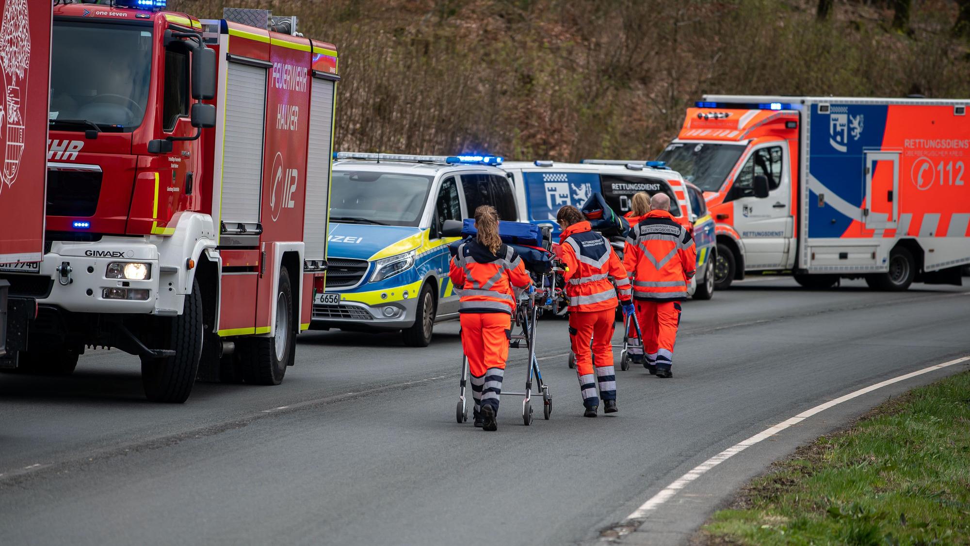 Die Feuerwehr und der Notdienst waren mit einem Großaufgebot im Einsatz (Symbolfoto).