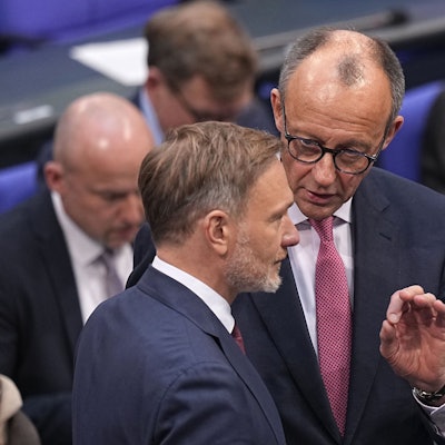 ARCHIV - 31.01.2025, Berlin: Friedrich Merz (r), CDU Bundesvorsitzender und CDU/CSU Fraktionsvorsitzender im Bundestag, und Christian Lindner (FDP), ehemaliger Bundesminister der Finanzen und FDP-Bundesparteivorsitzender, unterhalten sich im Plenarsaal im Bundestag. Im Bundestag soll unter anderem über das «Zustrombegrenzungsgesetz» der Union zur Eindämmung der Migration abgestimmt werden. (zu dpa: «Mehr Asylanträge im Januar: Syrien Herkunftsland Nummer eins») Foto: Michael Kappeler/dpa +++ dpa-Bildfunk +++