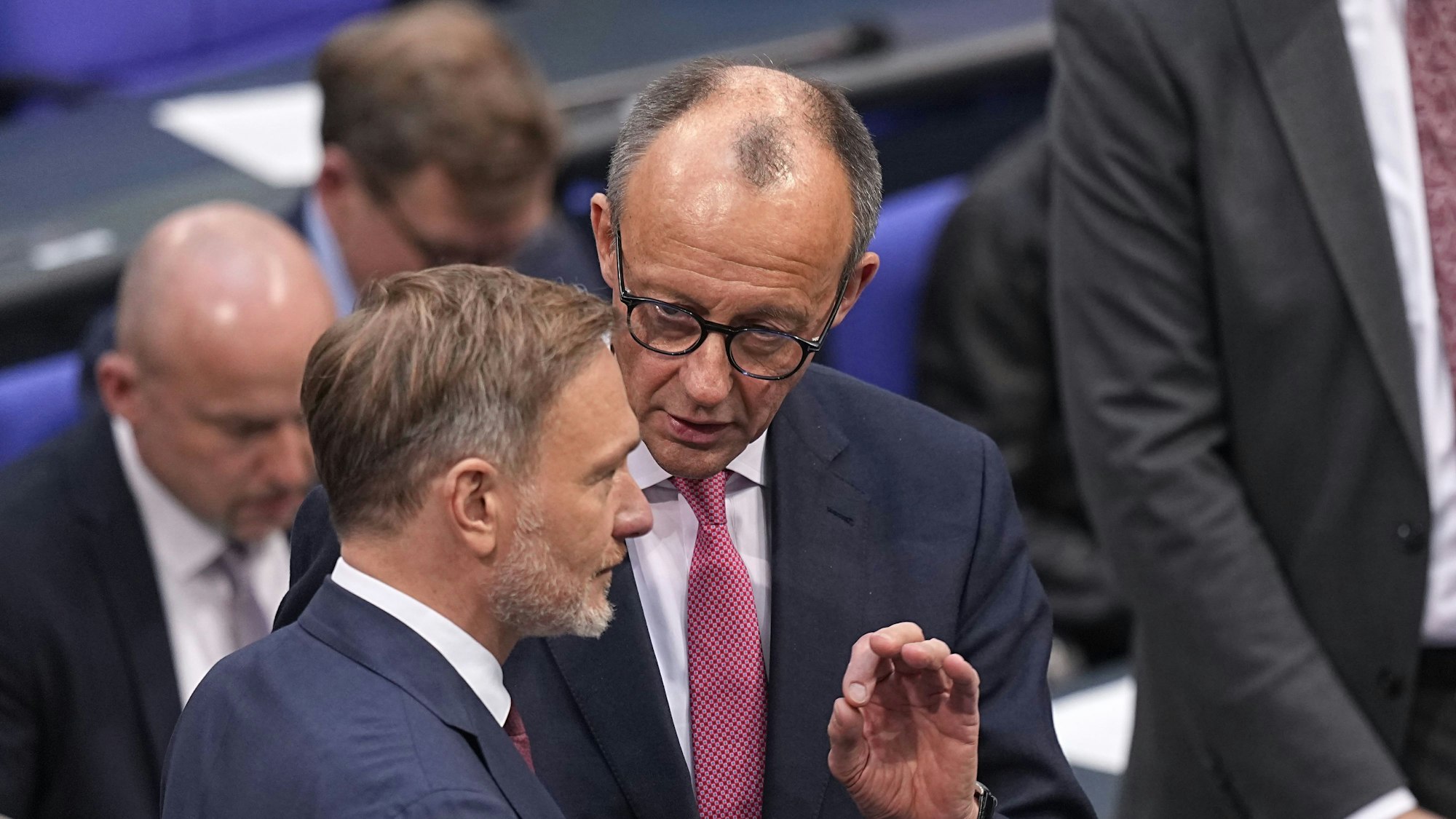 ARCHIV - 31.01.2025, Berlin: Friedrich Merz (r), CDU Bundesvorsitzender und CDU/CSU Fraktionsvorsitzender im Bundestag, und Christian Lindner (FDP), ehemaliger Bundesminister der Finanzen und FDP-Bundesparteivorsitzender, unterhalten sich im Plenarsaal im Bundestag. Im Bundestag soll unter anderem über das «Zustrombegrenzungsgesetz» der Union zur Eindämmung der Migration abgestimmt werden. (zu dpa: «Mehr Asylanträge im Januar: Syrien Herkunftsland Nummer eins») Foto: Michael Kappeler/dpa +++ dpa-Bildfunk +++