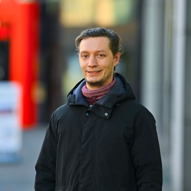 Ein Porträtfoto von Marius Roth.