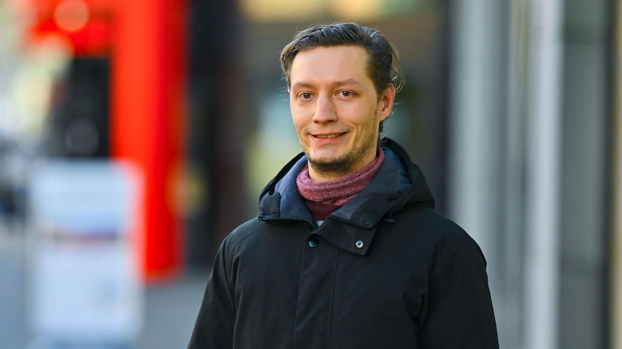 Ein Porträtfoto von Marius Roth.