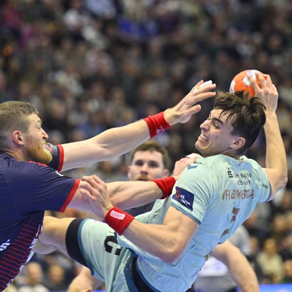 Flensburgs Abwehrchef Blaz Blagotinsek versucht Julian Köster den Ball abzujagen.