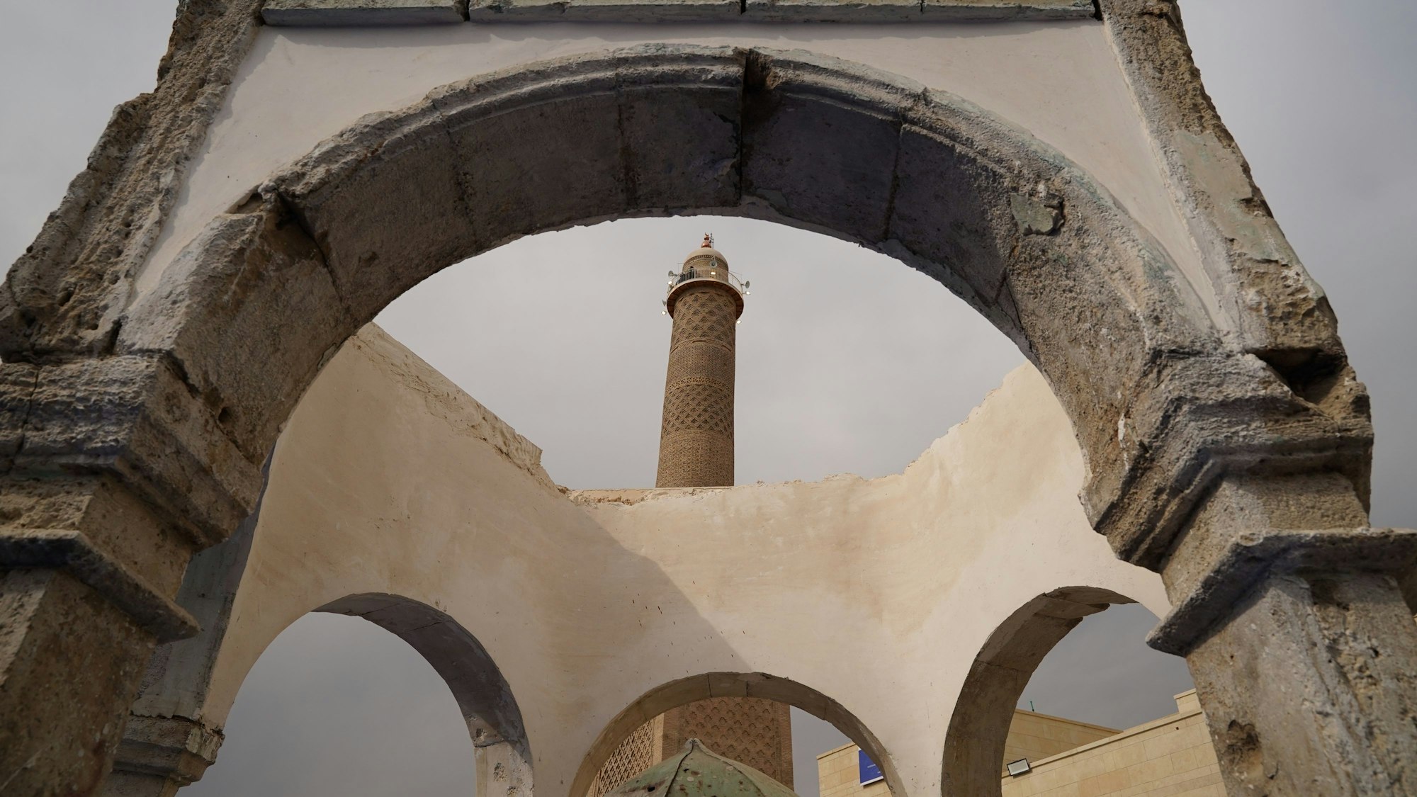 Mossul: Blick auf das historische Al-Hadba-Minarett der Al-Nuri-Moschee aus dem 12. Jahrhundert, nachdem es von der Unesco im Rahmen der Kampagne „Revive the Spirit of Mosul“ rekonstruiert wurde, die darauf abzielte, die unter der Herrschaft des extremistischen Islamischen Staates (IS) schwer beschädigten Denkmäler in Mossul wiederherzustellen.