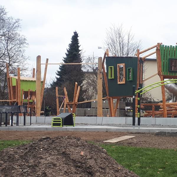 Blick auf einen im Bau befindlichen Spielplatz mit vielen Kletterelementen