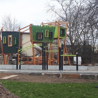 Blick auf einen im Bau befindlichen Spielplatz mit vielen Kletterelementen
