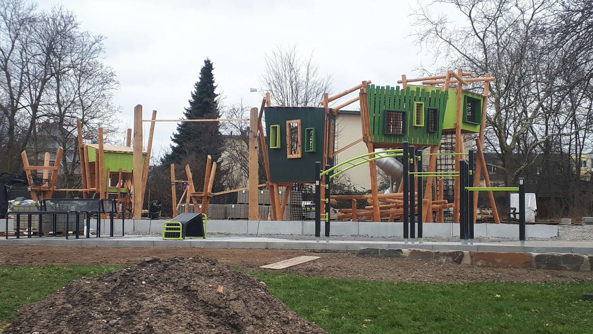 Blick auf einen im Bau befindlichen Spielplatz mit vielen Kletterelementen
