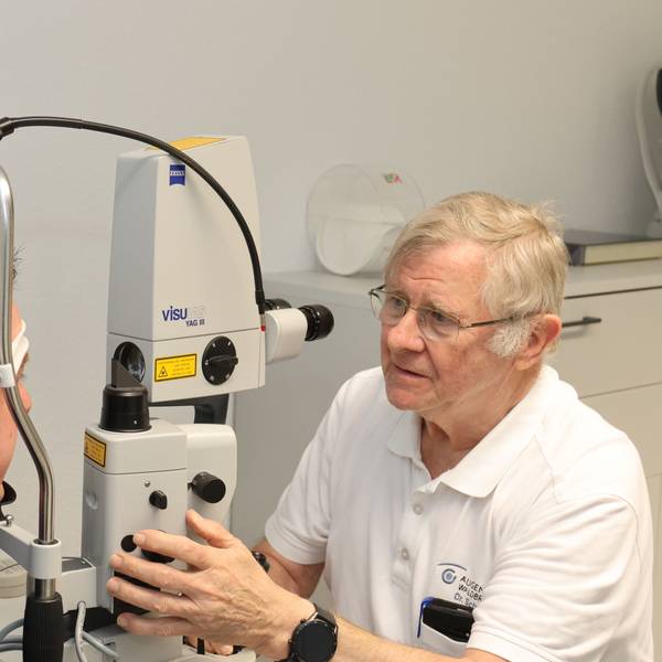 Dr. Hans-Jürgen Schnell ist auch mit 76 Jahren als Augenarzt noch lange nicht im Ruhestand. Auch in der Gemeinschaftspraxis am Kreiskrankenhaus in Waldbröl ist er anzutreffen. Diese Praxis hat einst sein Bruder Dieter gegründet. Hier sieht man Hans-Jürgen Schnell bei einer Untersuchung.
