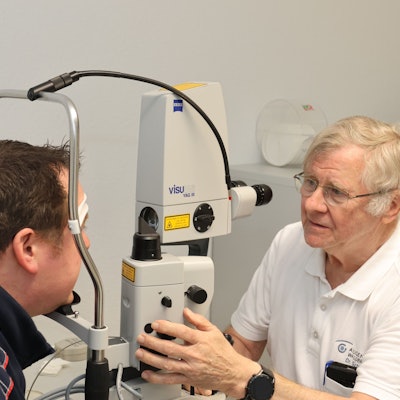 Dr. Hans-Jürgen Schnell ist auch mit 76 Jahren als Augenarzt noch lange nicht im Ruhestand. Auch in der Gemeinschaftspraxis am Kreiskrankenhaus in Waldbröl ist er anzutreffen. Diese Praxis hat einst sein Bruder Dieter gegründet. Hier sieht man Hans-Jürgen Schnell bei einer Untersuchung.