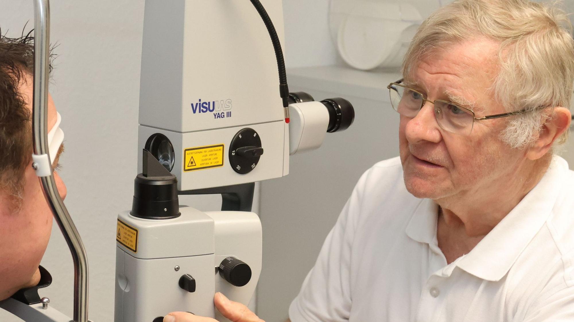 Dr. Hans-Jürgen Schnell ist auch mit 76 Jahren als Augenarzt noch lange nicht im Ruhestand. Auch in der Gemeinschaftspraxis am Kreiskrankenhaus in Waldbröl ist er anzutreffen. Diese Praxis hat einst sein Bruder Dieter gegründet. Hier sieht man Hans-Jürgen Schnell bei einer Untersuchung.