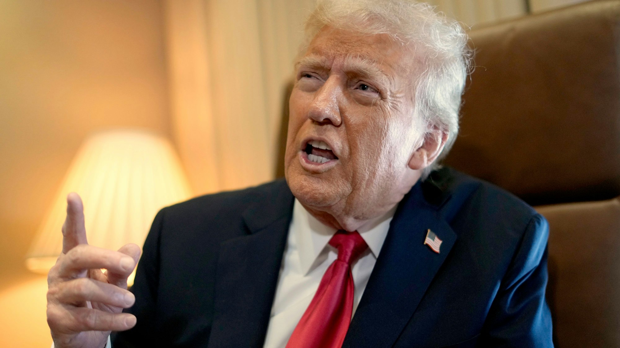 Us-Präsident Donald Trump spricht zu Reportern an Bord der Air Force One auf dem Flug von West Palm Beach, Florida, nach New Orleans.