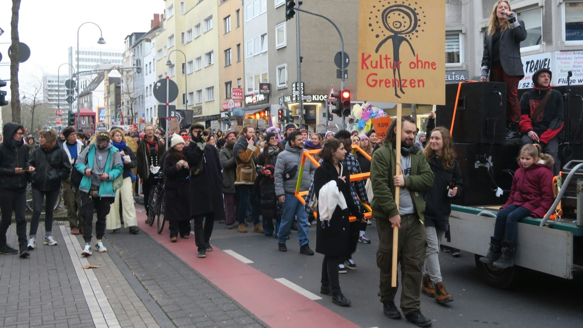 Ein Menschenzug läuft über eine Straße, die für die Demonstration gesperrt ist.