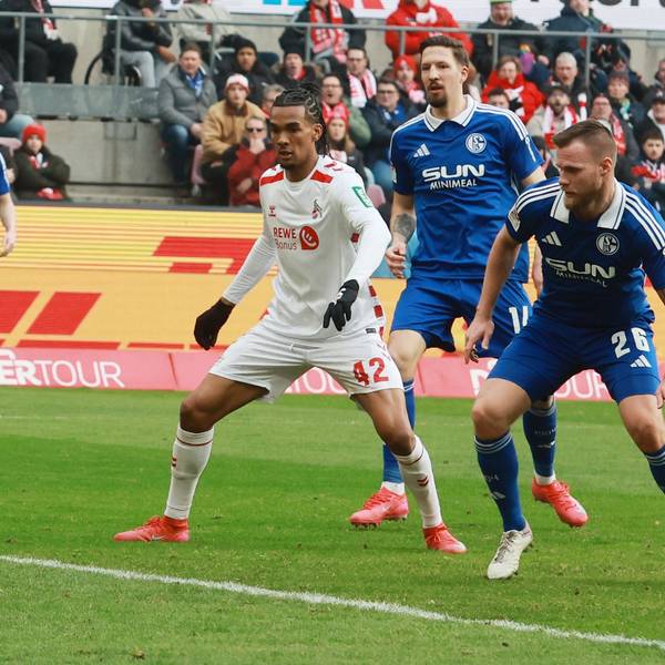 Linton Maina (l.) bereitet den 1:0-Siegtreffer des 1. FC Köln gegen Schalke 04 durch Damion Downs vor.