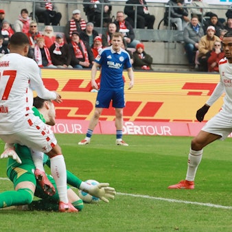 Linton Maina (l.) bereitet den 1:0-Siegtreffer des 1. FC Köln gegen Schalke 04 durch Damion Downs vor.