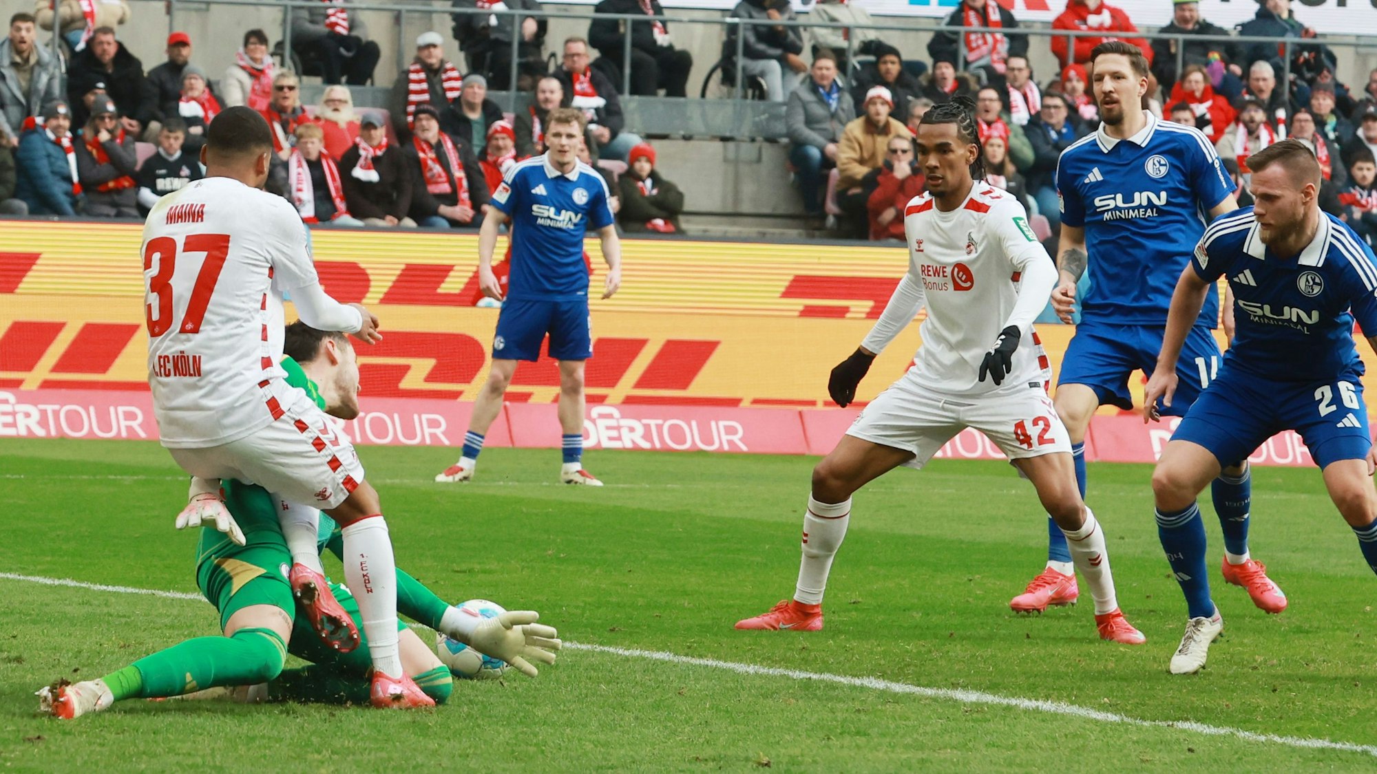 Linton Maina (l.) bereitet den 1:0-Siegtreffer des 1. FC Köln gegen Schalke 04 durch Damion Downs vor.