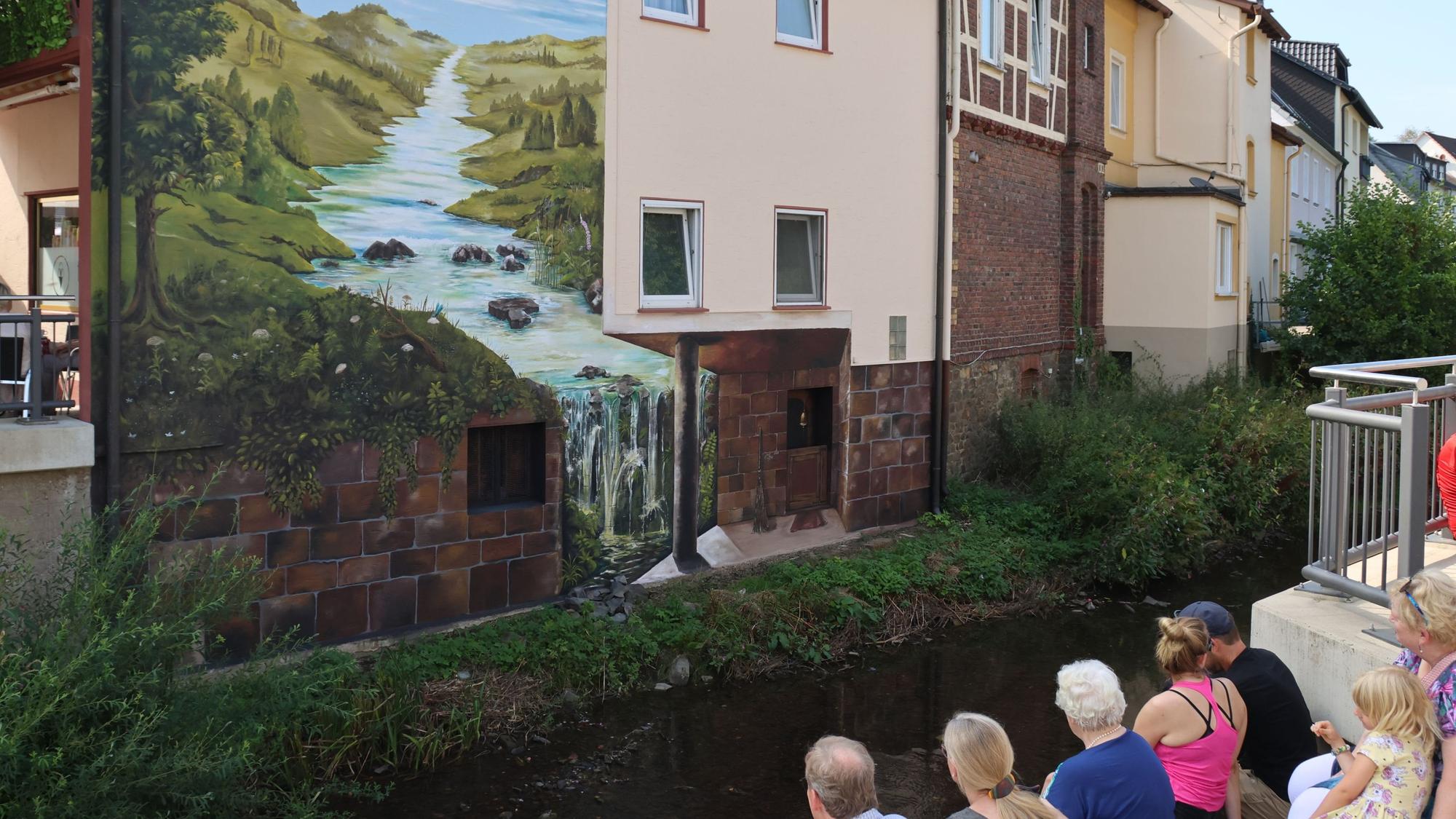 Im vergangenen September wurde in der Ortsmitte von Morsbach das Fassadenbild der Künstlerin Nadja Schwendemann an der Morsbach-Promenade eingeweiht.