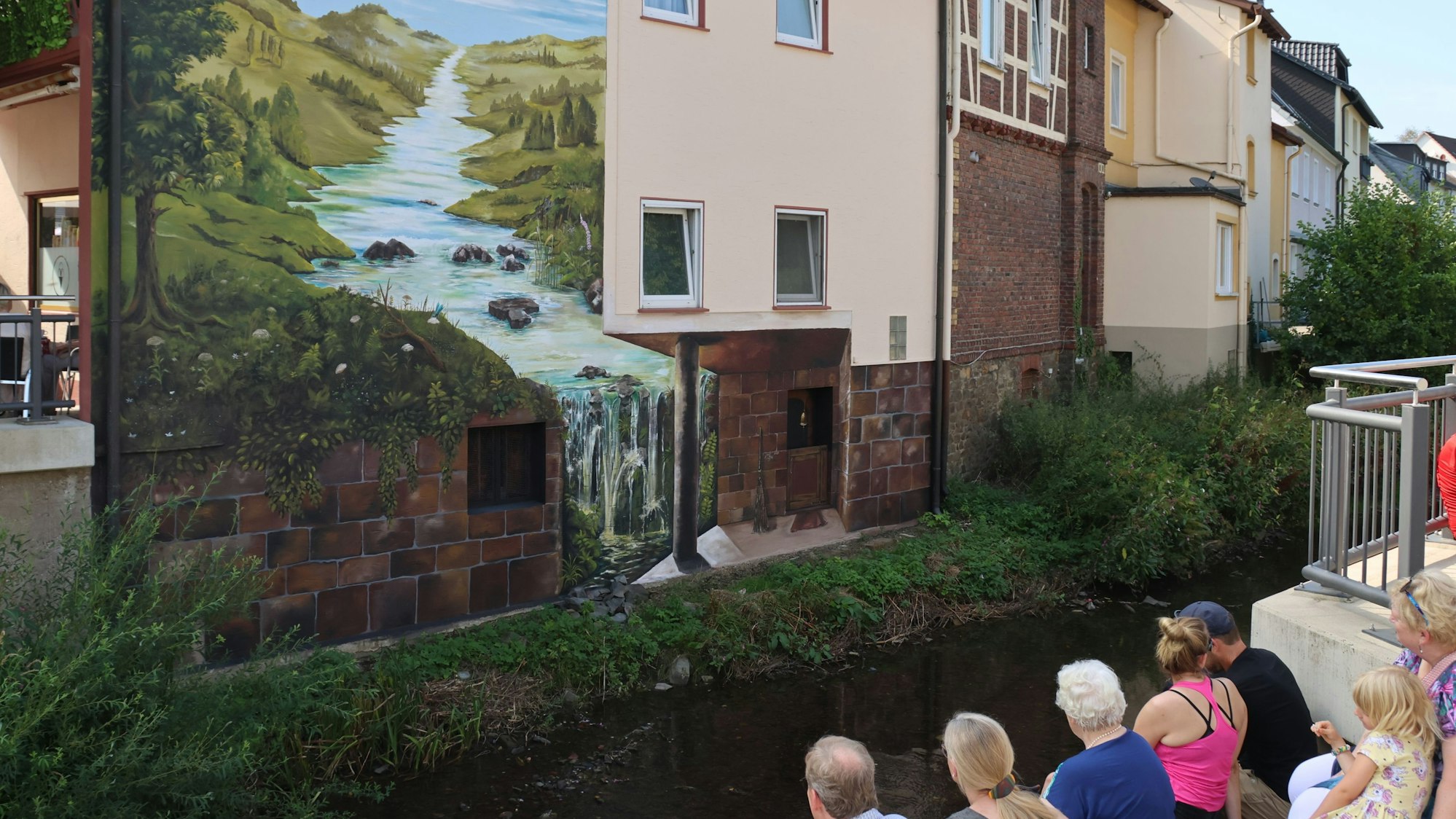 Im vergangenen September wurde in der Ortsmitte von Morsbach das Fassadenbild der Künstlerin Nadja Schwendemann an der Morsbach-Promenade eingeweiht.