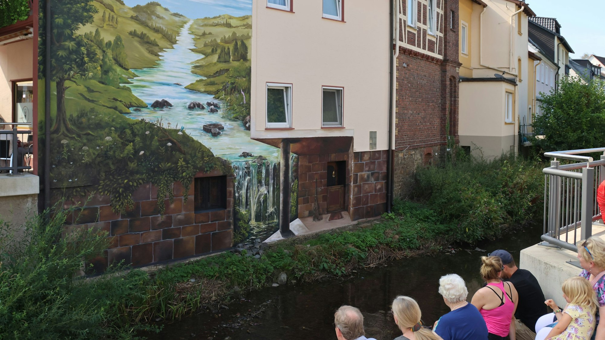 Im vergangenen September wurde in der Ortsmitte von Morsbach das Fassadenbild der Künstlerin Nadja Schwendemann an der Morsbach-Promenade eingeweiht.