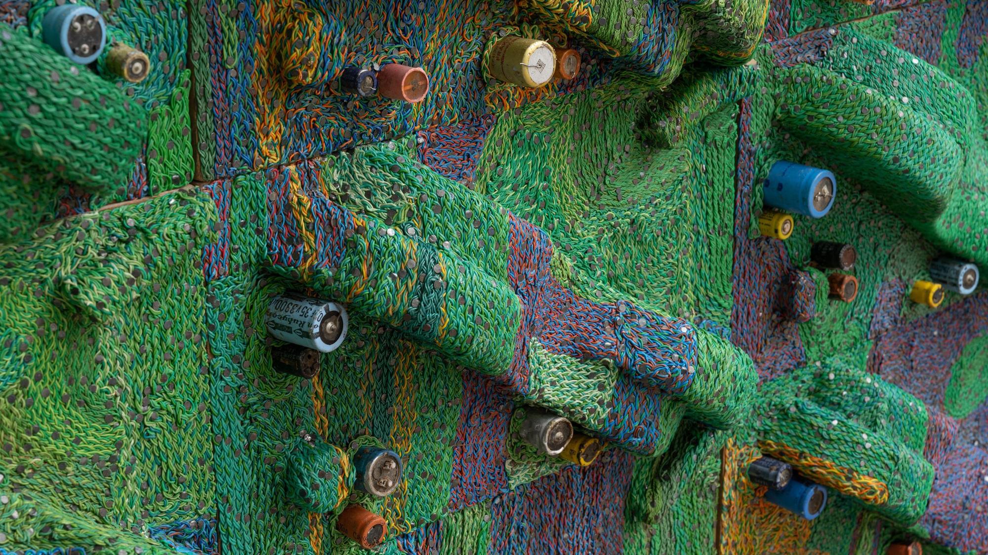 „Tightrope: Behind the Process“ von Elias Sime im Düsseldorfer Kunstpalast
