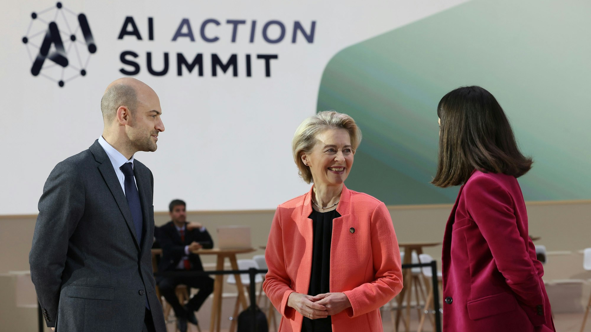 Die Präsidentin der Europäischen Kommission, Ursula von der Leyen (M), wird vom französischen Außenminister Jean-Noel Barrot (l) und Clara Chappaz, Staatssekretärin für Künstliche Intelligenz (KI), im Grand Palais während des Aktionsgipfels für künstliche Intelligenz begrüßt.