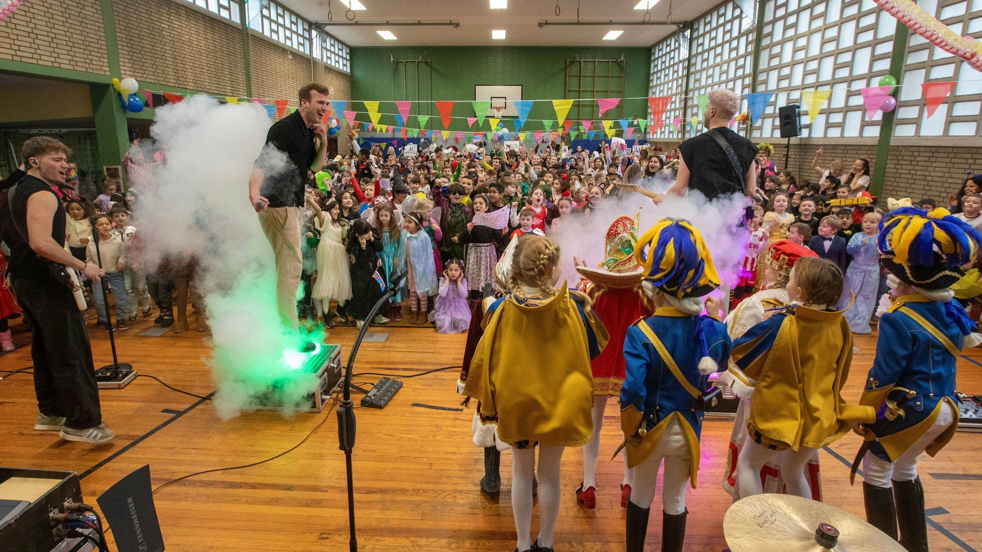 Die Band Aluis lassen es im Rahmen der „Pänz Große Pause"-Tour in der Grundschule Kupfergasse richtig krachen.