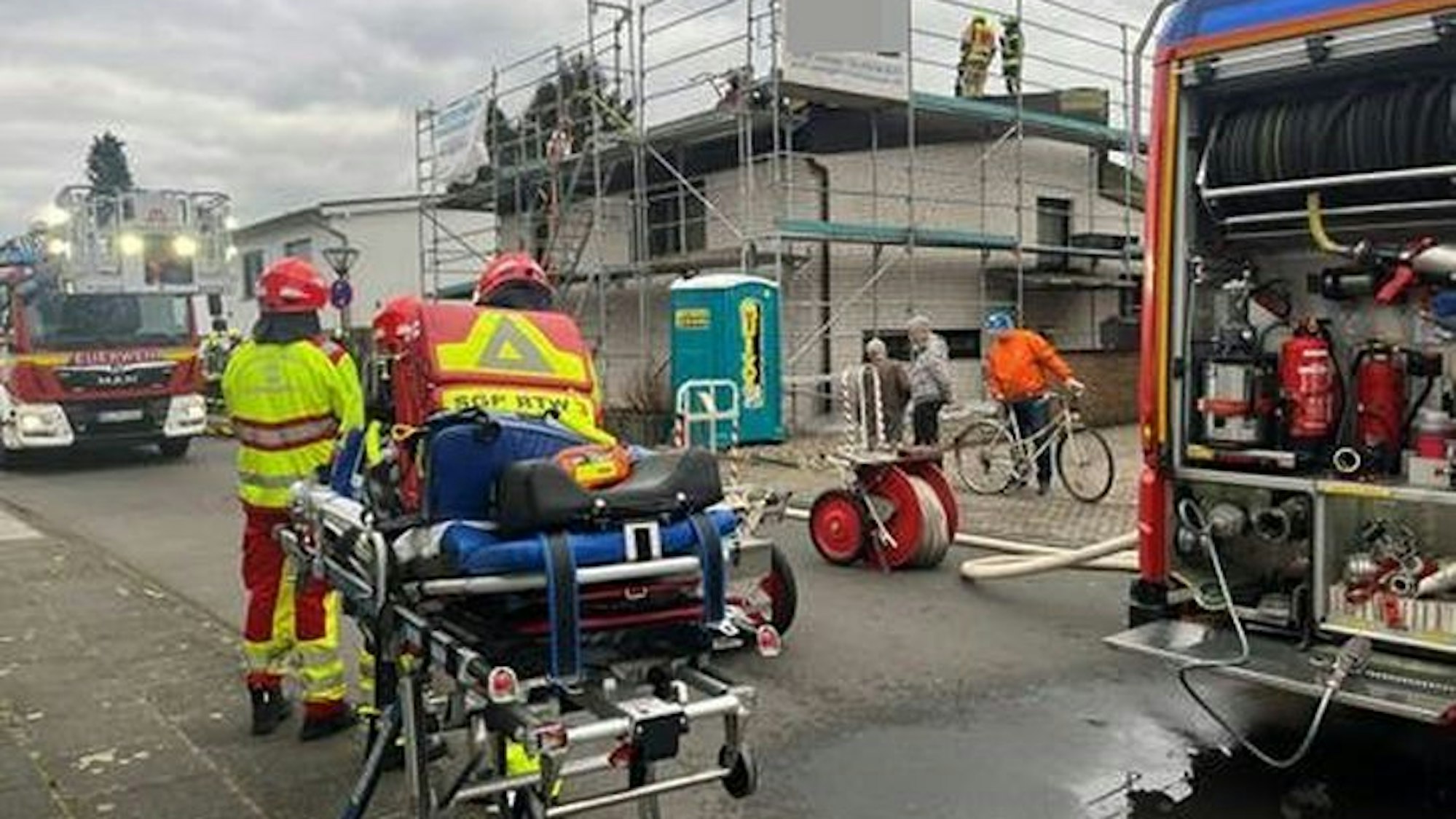 Die Einsatzkräfte der hauptamtlichen Wachen in Siegburg und Troisdorf rückten am Dienstag gegen 14.50 Uhr aus, weil Anwohner Funkenschlag auf dem Dach eines Bungalows bemerkt hatten.