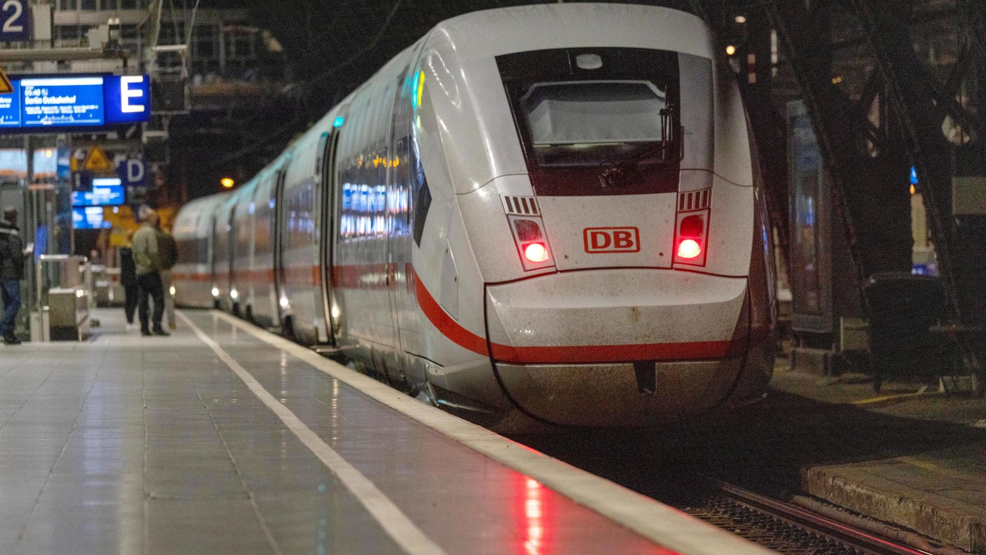 Die Werbung tauchte auf einem ICE auf, nun ermittelt die Bahn (Symbolbild)