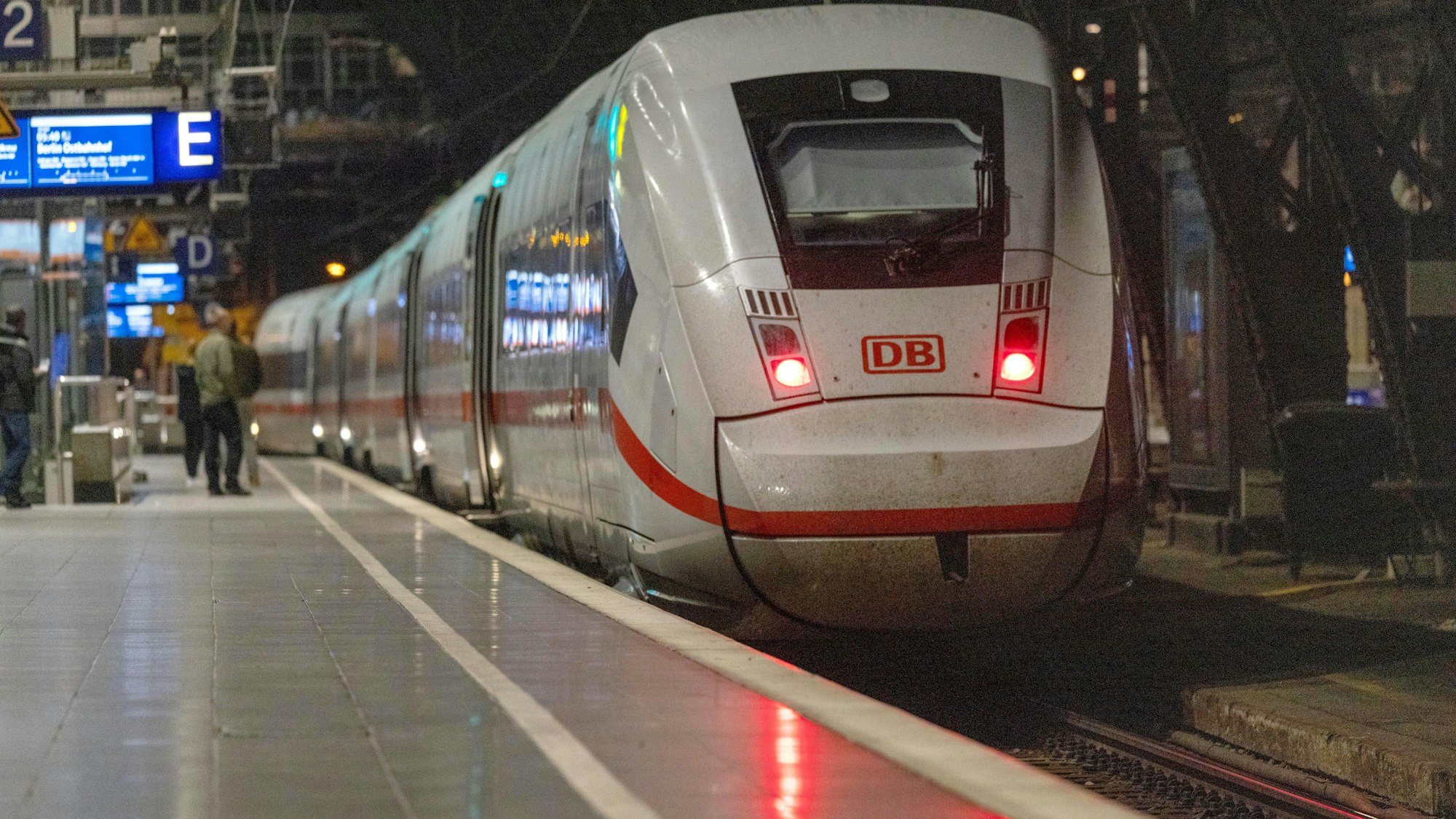 Die Werbung tauchte auf einem ICE auf, nun ermittelt die Bahn (Symbolbild)