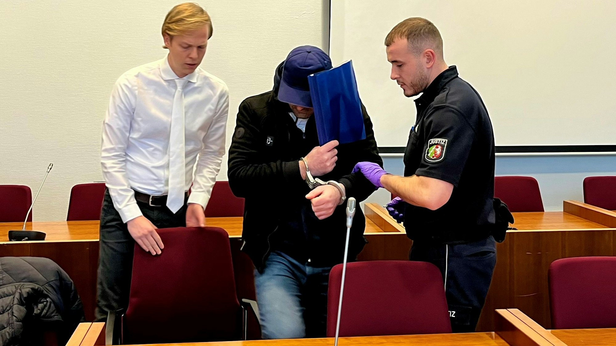 Prozessauftakt vor dem Schwurgericht in Bonn.