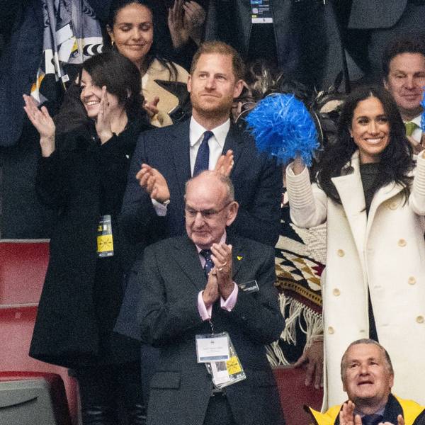 Herzogin Meghan winkt neben Prinz Harry mit blauen Pompons und feuert die Teilnehmer der Invictus Games begeistert an.