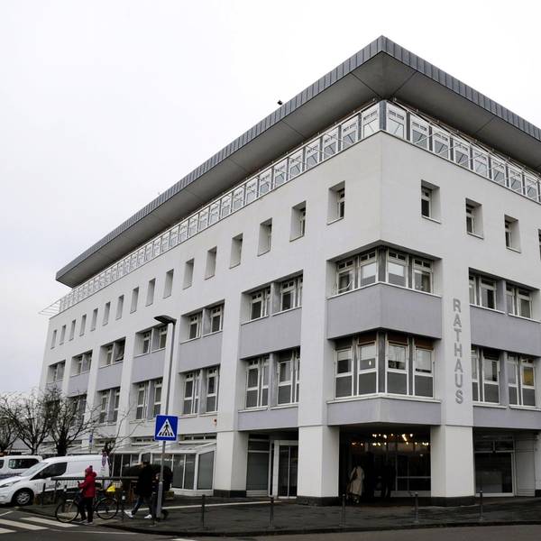 Zu sehen ist ein weißes Gebäude mit vier Etagen und der Aufschrift „Rathaus“.