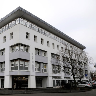 Vor dem Rathaus in Liblar wird am Dienstag (4. November) eine Mahnwache abgehalten. Anlass ist der erstmalige Einzug der AfD in den Stadtrat. Eine Gegendemonstration ist ebenfalls angemeldet.