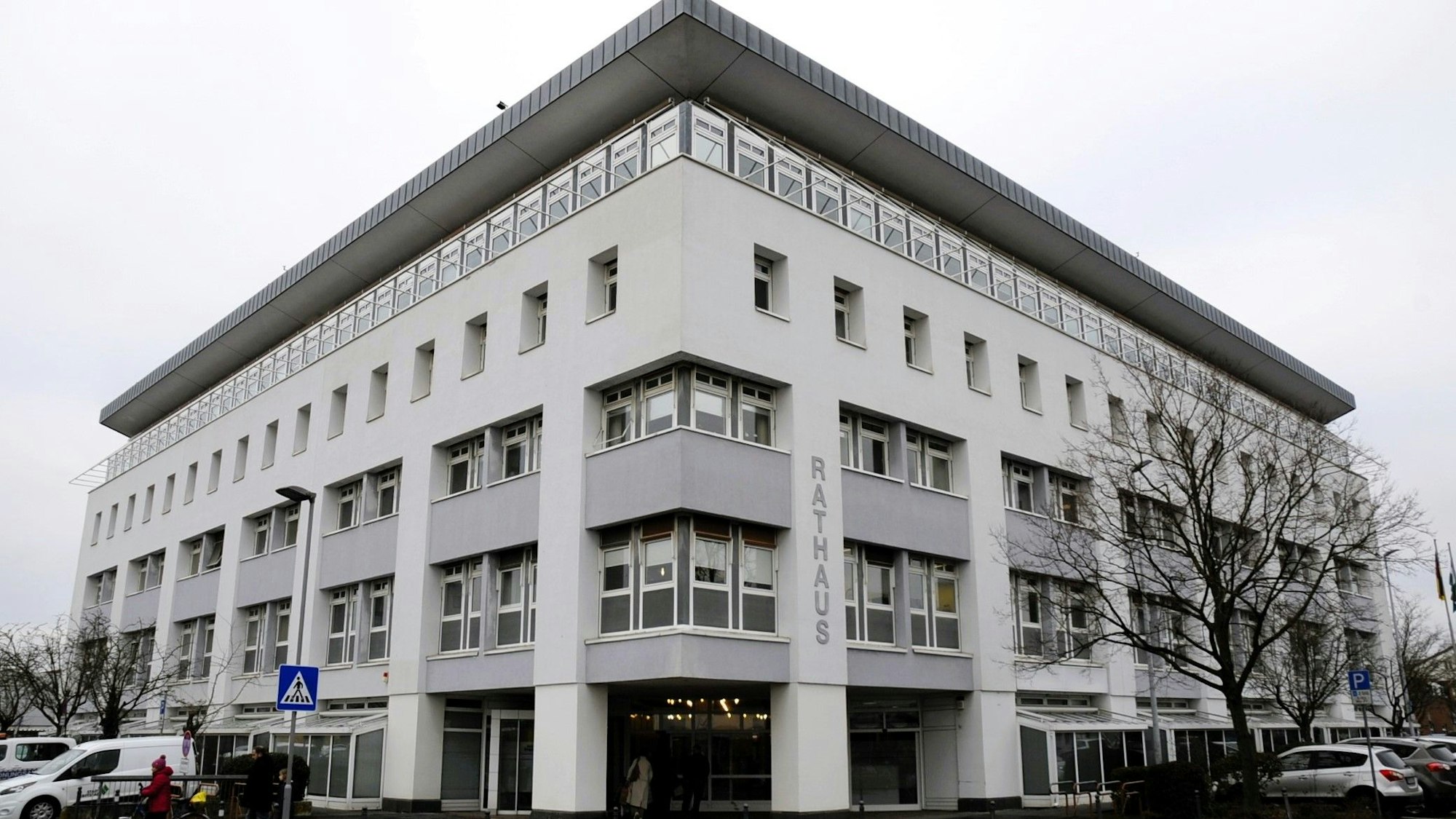Zu sehen ist ein weißes vierstöckiges Gebäude mit der Aufschrift „Rathaus“.