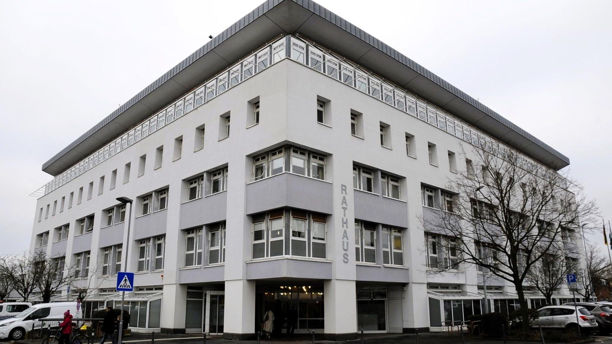 Zu sehen ist ein weißes Gebäude mit der Aufschrift ‚Rathaus‘.