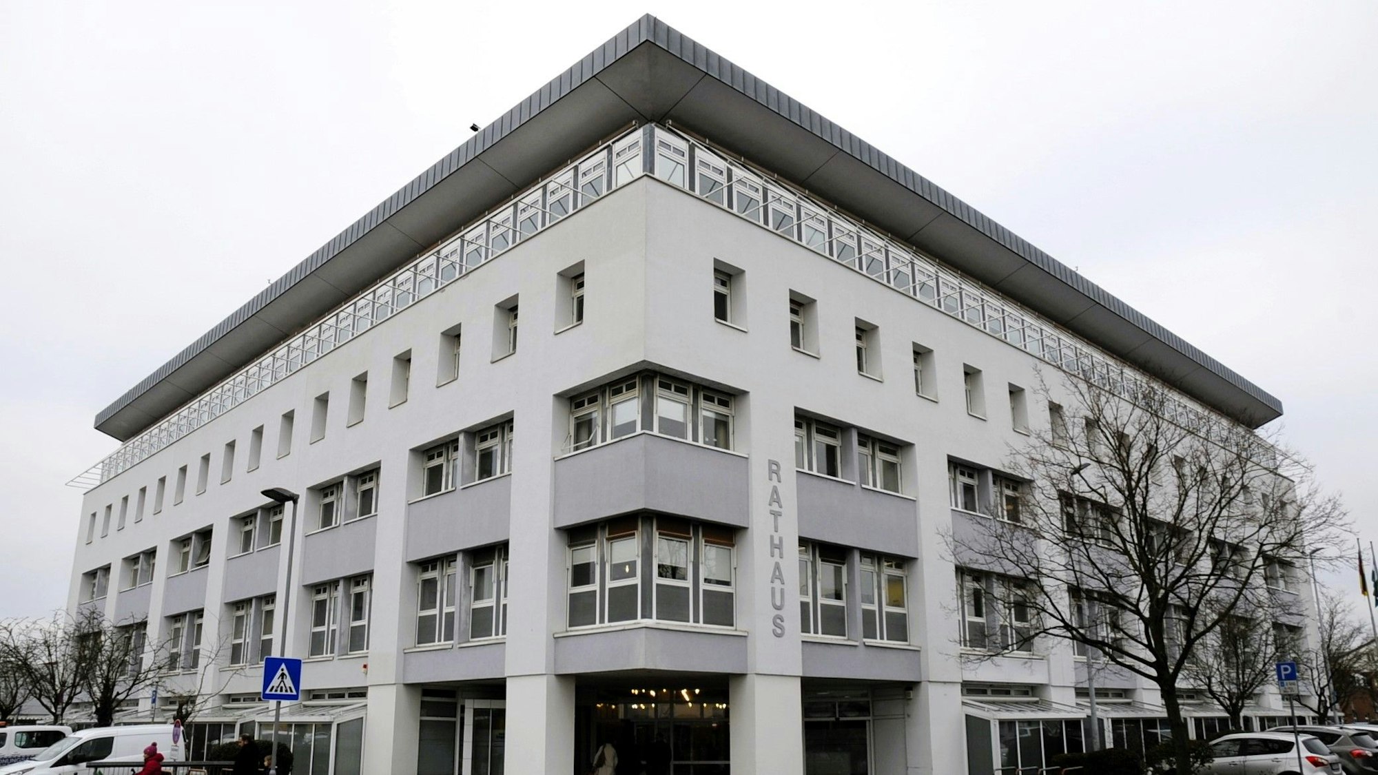 Zu sehen ist ein weißes Gebäude mit vier Etagen und der Aufschrift „Rathaus“.