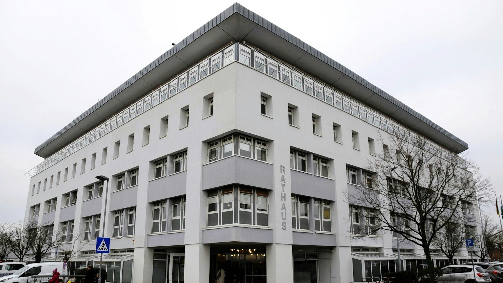 Zu sehen ist ein weißes Gebäude mit der Aufschrift „Rathaus“.