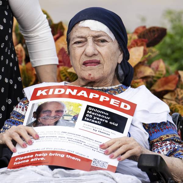 Eine alte Frau hält ein Bild des getöteten Schlomo Manzur.