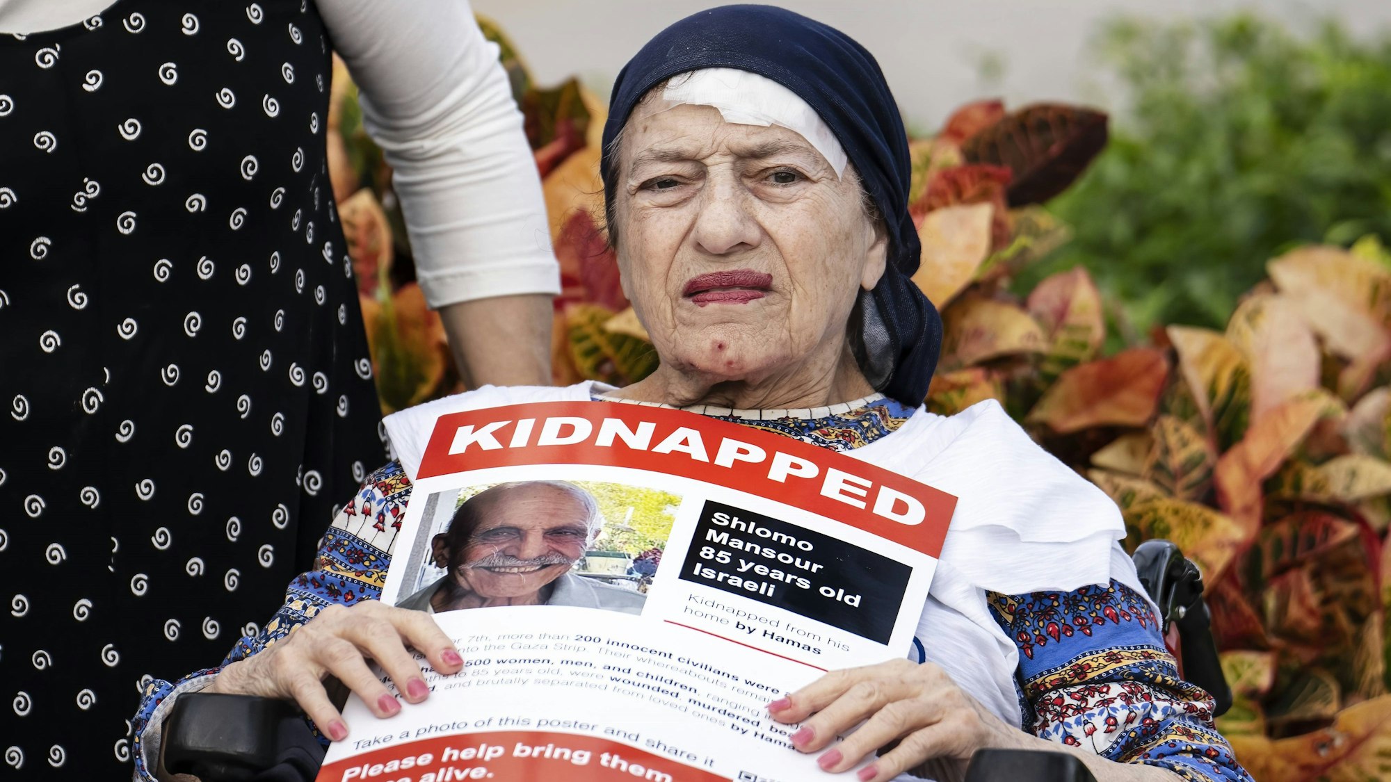 Eine alte Frau hält ein Bild des getöteten Schlomo Manzur.