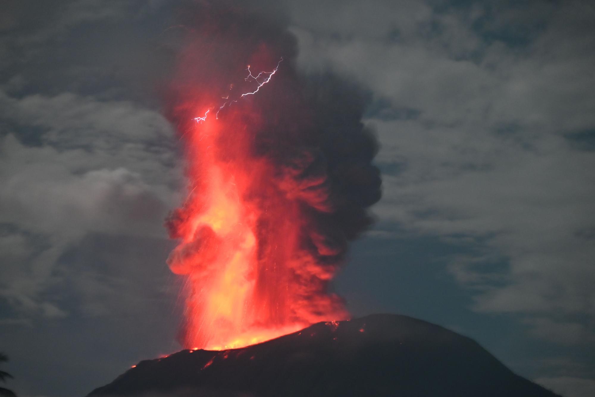 11.01.2025, Indonesien, Halhamera: Das von der indonesischen Geological Agency zur Verfügung gestellte Foto zeigt einen Ausbruch des Schichtvulkans Mount Ibu