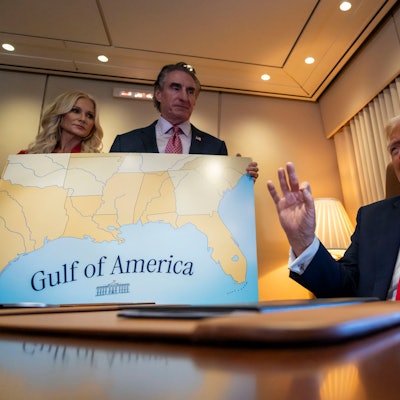 Donald Trump (r.) spricht zu Reportern in Begleitung von Innenminister Doug Burgum (M.) und Burgums Ehefrau Kathryn Burgum an Bord der Air Force One auf dem Flug von West Palm Beach, Florida, nach New Orleans.