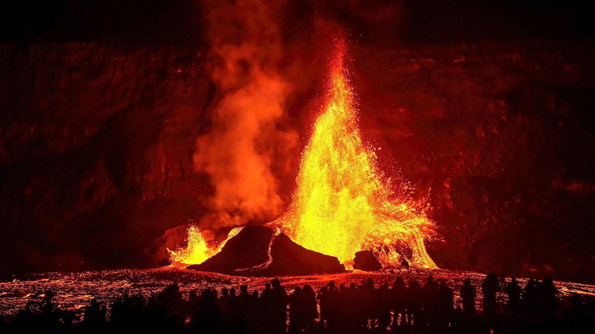 03.02.2025, USA, Big Island: Auf diesem von Janice Wei zur Verfügung gestellten Foto schießt eine große Lavafontäne in den nächtlichen Himmel während eines Ausbruchs des Kilauea-Vulkans im Hawaii Volcanoes National Park auf Big Island in Hawaii.
