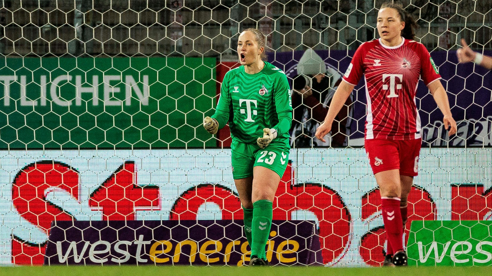 Wieder ohne Gegentor, wieder 0:0: Die neue FC-Torhüterin Aurora Mikalsen feuert ihre Mitspielerinnen beim Spiel in Essen an.