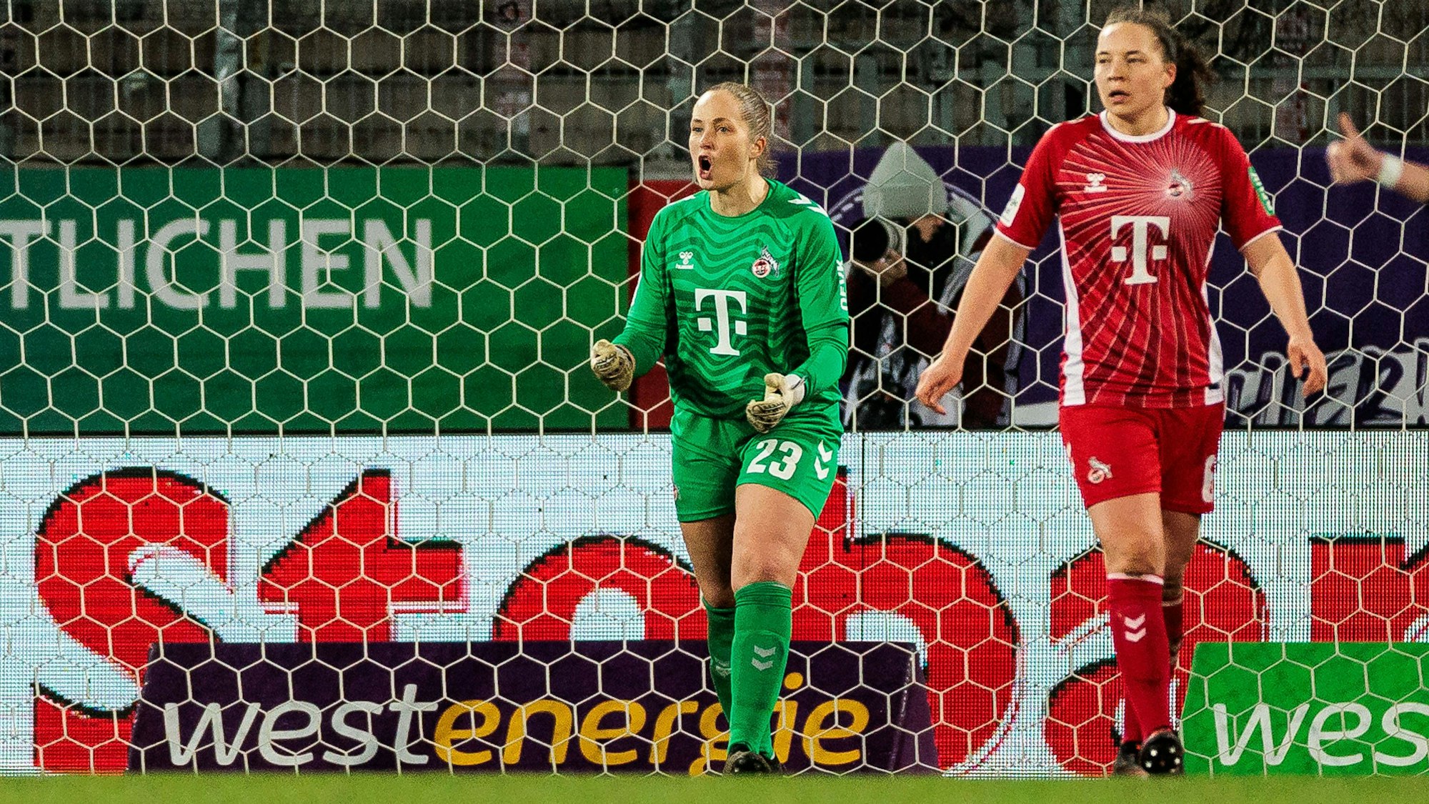 Wieder ohne Gegentor, wieder 0:0: Die neue FC-Torhüterin Aurora Mikalsen feuert ihre Mitspielerinnen beim Spiel in Essen an.