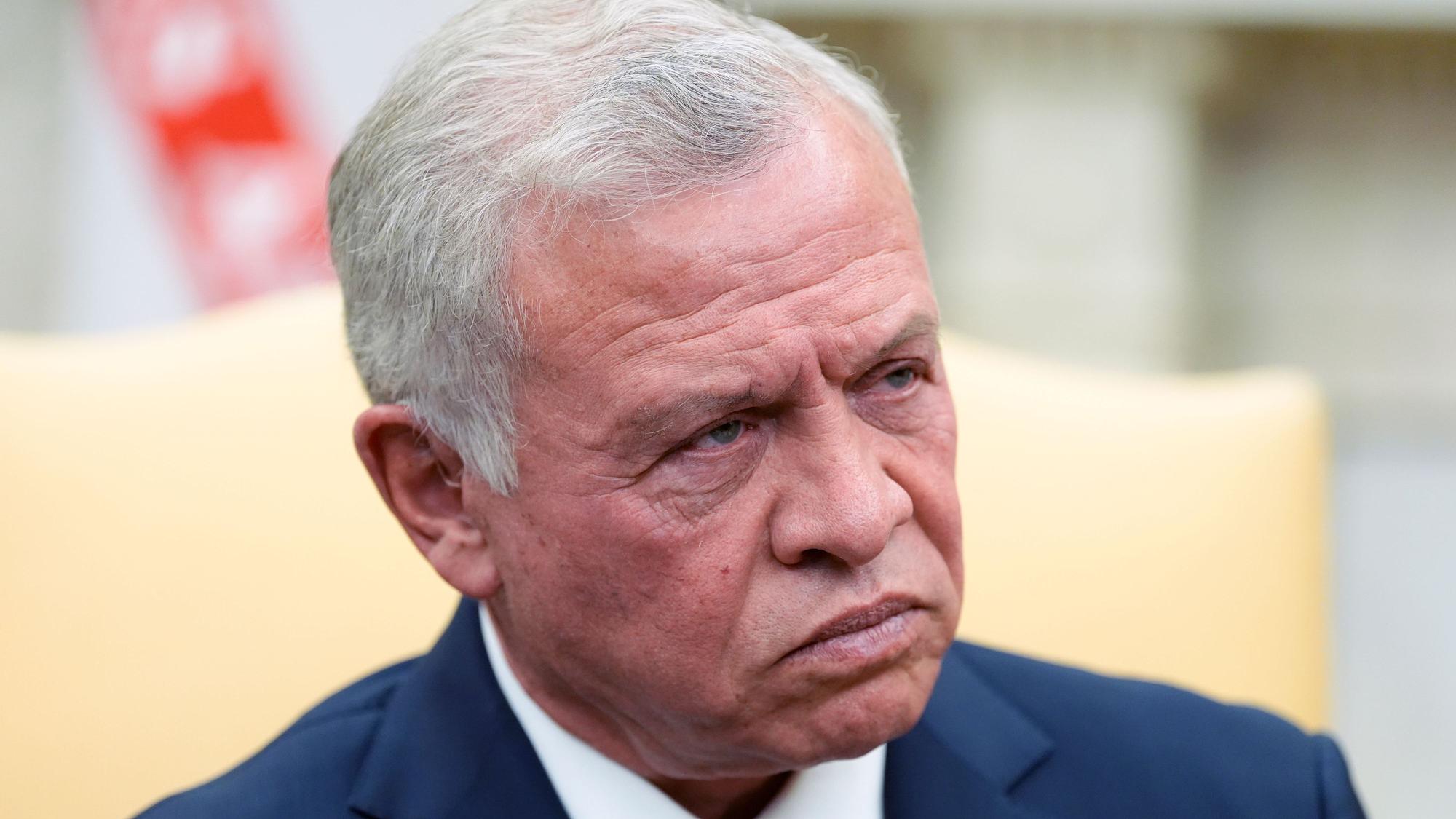 Jordaniens König Abdullah II. hört während eines Treffens mit US-Präsident Trump im Oval Office des Weißen Hauses zu.