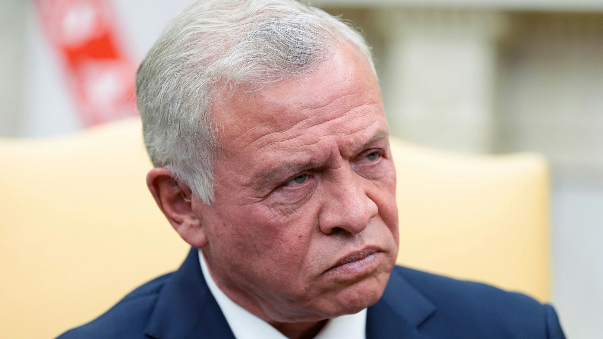 Jordaniens König Abdullah II. hört während eines Treffens mit US-Präsident Trump im Oval Office des Weißen Hauses zu.