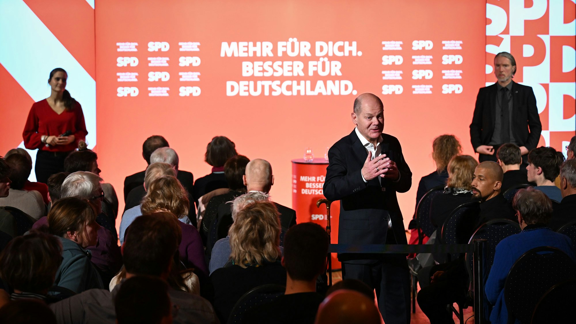 Bundeskanzler Olaf Scholz (SPD) spricht in der Alten Chemiefabrik Cottbus mit Bürgern.